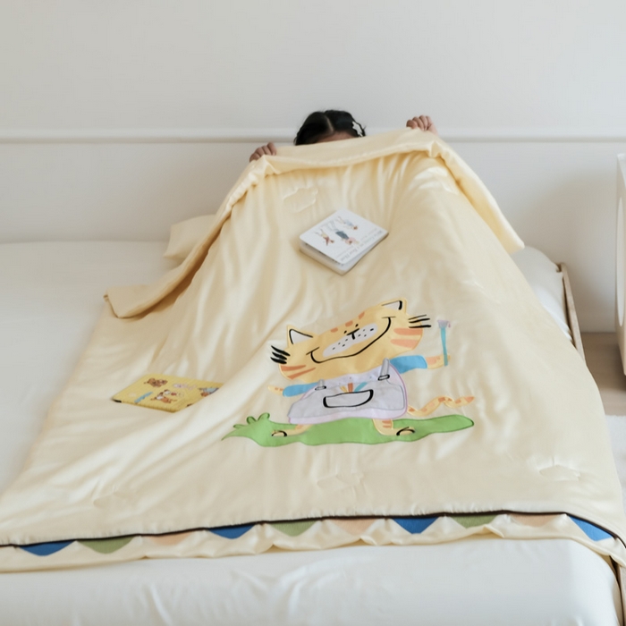 91家纺网 家纺一手货源 找家纺 喜多兔儿童家纺 2025新款小惊喜儿童蚕丝蛋白天丝抗菌夏凉被 黄色画画小猫