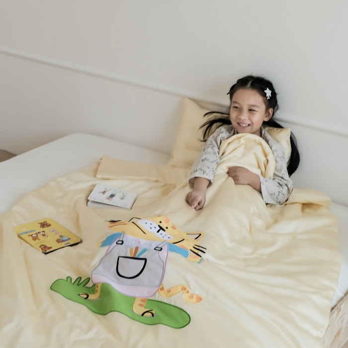 91家纺网 家纺一手货源 找家纺 喜多兔儿童家纺 2025新款小惊喜儿童蚕丝蛋白天丝抗菌夏凉被 黄色画画小猫
