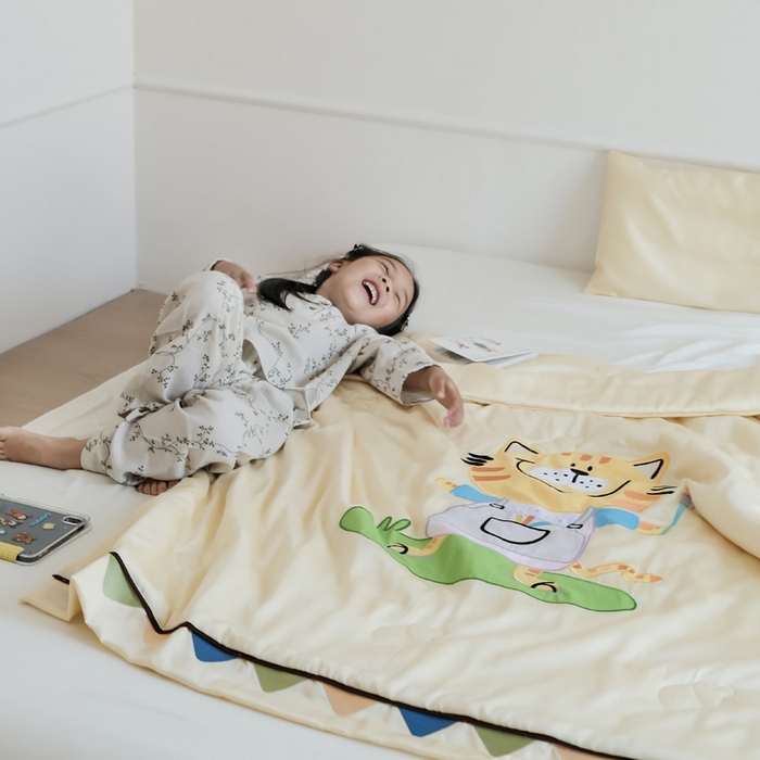 91家纺网 家纺一手货源 找家纺 喜多兔儿童家纺 2025新款小惊喜儿童蚕丝蛋白天丝抗菌夏凉被 黄色画画小猫