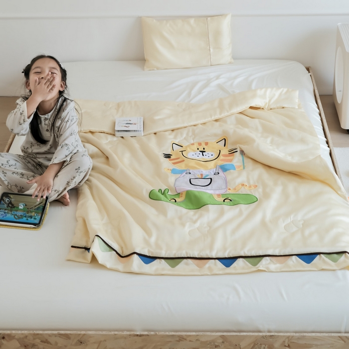 91家纺网 家纺一手货源 找家纺 喜多兔儿童家纺 2025新款小惊喜儿童蚕丝蛋白天丝抗菌夏凉被 黄色画画小猫