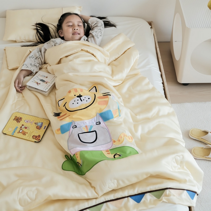 91家纺网 家纺一手货源 找家纺 喜多兔儿童家纺 2025新款小惊喜儿童蚕丝蛋白天丝抗菌夏凉被 黄色画画小猫