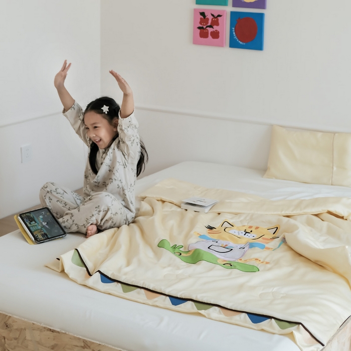 91家纺网 家纺一手货源 找家纺 喜多兔儿童家纺 2025新款小惊喜儿童蚕丝蛋白天丝抗菌夏凉被 黄色画画小猫