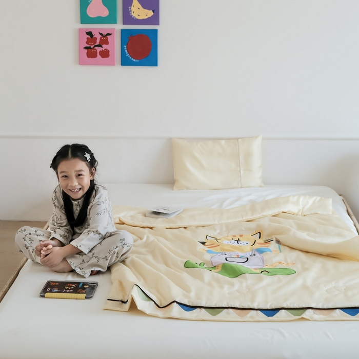 91家纺网 家纺一手货源 找家纺 喜多兔儿童家纺 2025新款小惊喜儿童蚕丝蛋白天丝抗菌夏凉被 黄色画画小猫