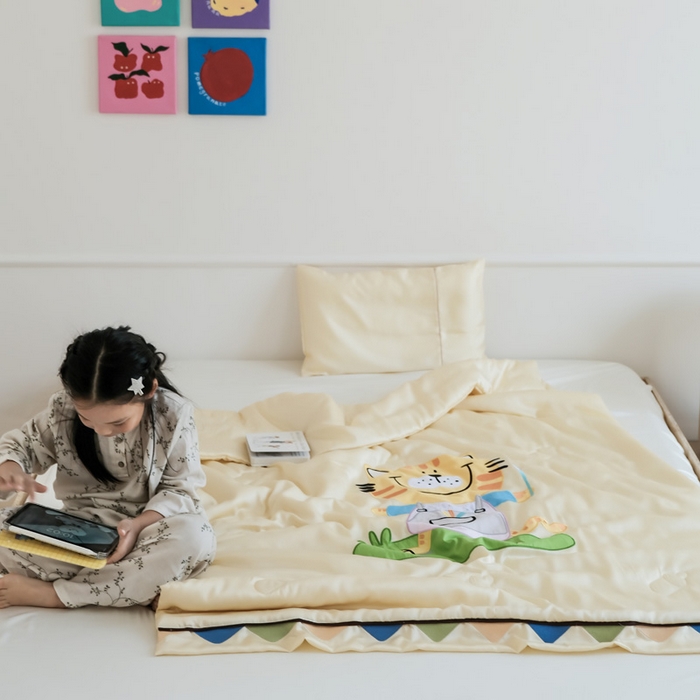 91家纺网 家纺一手货源 找家纺 喜多兔儿童家纺 2025新款小惊喜儿童蚕丝蛋白天丝抗菌夏凉被 黄色画画小猫