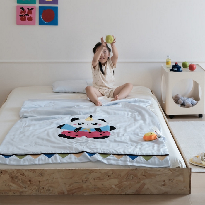 91家纺网 家纺一手货源 找家纺 喜多兔儿童家纺 2025新款小惊喜儿童蚕丝蛋白天丝抗菌夏凉被 灰蓝色活动熊猫