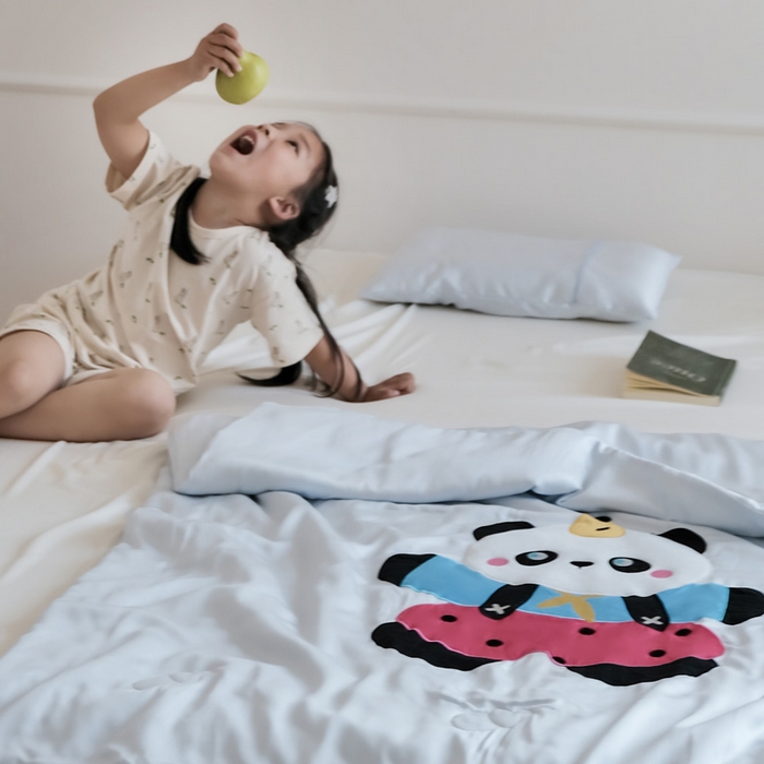 91家纺网 家纺一手货源 找家纺 喜多兔儿童家纺 2025新款小惊喜儿童蚕丝蛋白天丝抗菌夏凉被 灰蓝色活动熊猫