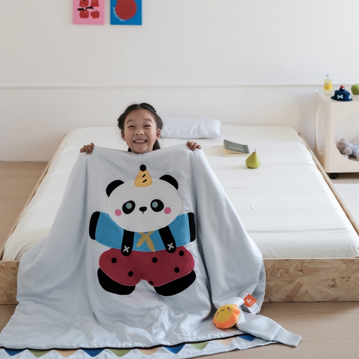 91家纺网 家纺一手货源 找家纺 喜多兔儿童家纺 2025新款小惊喜儿童蚕丝蛋白天丝抗菌夏凉被 灰蓝色活动熊猫