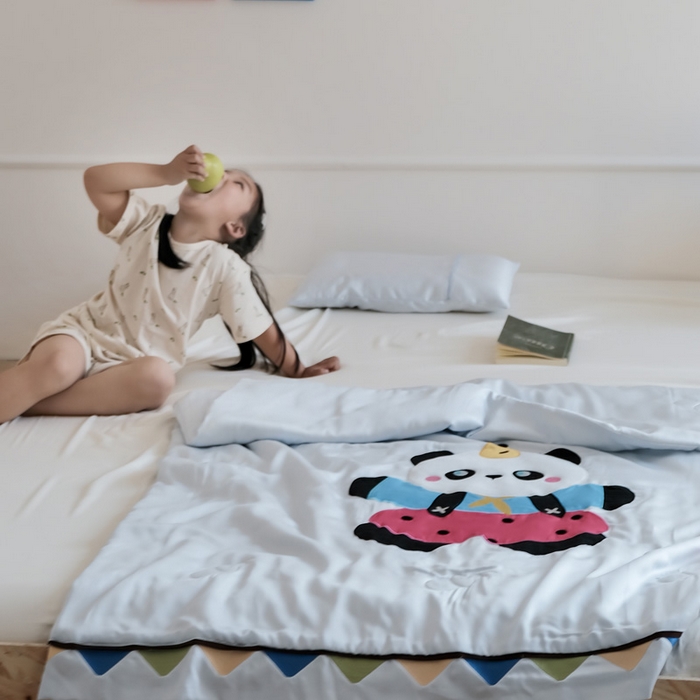 91家纺网 家纺一手货源 找家纺 喜多兔儿童家纺 2025新款小惊喜儿童蚕丝蛋白天丝抗菌夏凉被 灰蓝色活动熊猫