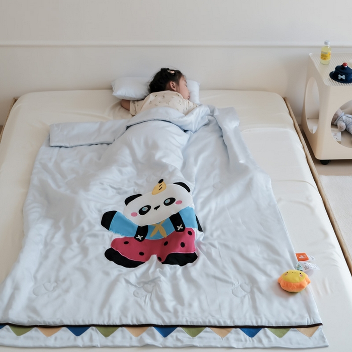 91家纺网 家纺一手货源 找家纺 喜多兔儿童家纺 2025新款小惊喜儿童蚕丝蛋白天丝抗菌夏凉被 灰蓝色活动熊猫