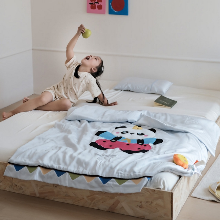 91家纺网 家纺一手货源 找家纺 喜多兔儿童家纺 2025新款小惊喜儿童蚕丝蛋白天丝抗菌夏凉被 灰蓝色活动熊猫