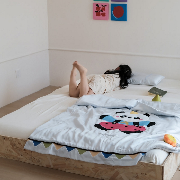 91家纺网 家纺一手货源 找家纺 喜多兔儿童家纺 2025新款小惊喜儿童蚕丝蛋白天丝抗菌夏凉被 灰蓝色活动熊猫