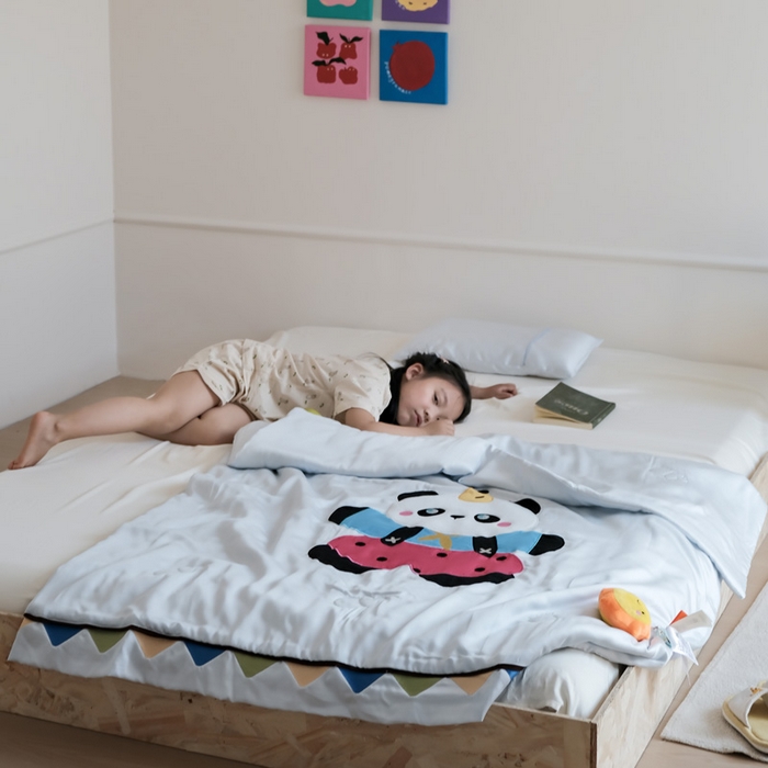 91家纺网 家纺一手货源 找家纺 喜多兔儿童家纺 2025新款小惊喜儿童蚕丝蛋白天丝抗菌夏凉被 灰蓝色活动熊猫
