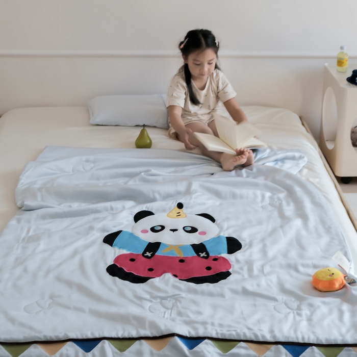 91家纺网 家纺一手货源 找家纺 喜多兔儿童家纺 2025新款小惊喜儿童蚕丝蛋白天丝抗菌夏凉被 灰蓝色活动熊猫