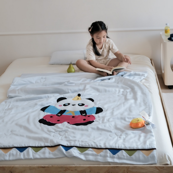 91家纺网 家纺一手货源 找家纺 喜多兔儿童家纺 2025新款小惊喜儿童蚕丝蛋白天丝抗菌夏凉被 灰蓝色活动熊猫