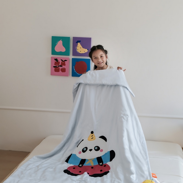 91家纺网 家纺一手货源 找家纺 喜多兔儿童家纺 2025新款小惊喜儿童蚕丝蛋白天丝抗菌夏凉被 灰蓝色活动熊猫