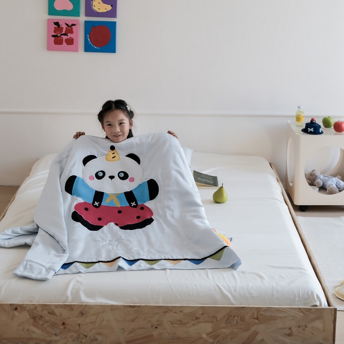 91家纺网 家纺一手货源 找家纺 喜多兔儿童家纺 2025新款小惊喜儿童蚕丝蛋白天丝抗菌夏凉被 灰蓝色活动熊猫