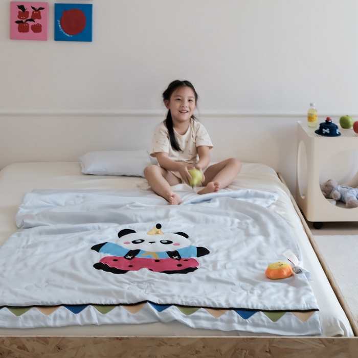 91家纺网 家纺一手货源 找家纺 喜多兔儿童家纺 2025新款小惊喜儿童蚕丝蛋白天丝抗菌夏凉被 灰蓝色活动熊猫