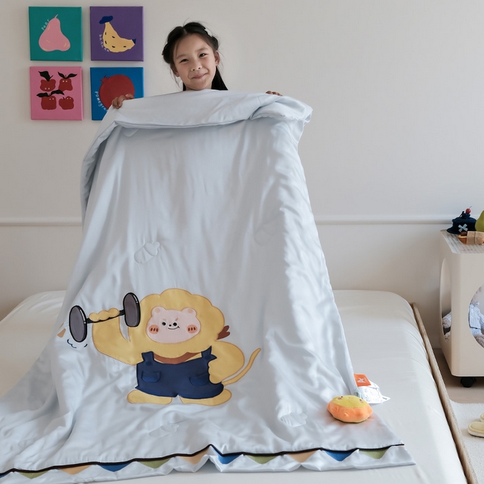 91家纺网 家纺一手货源 找家纺 喜多兔儿童家纺 2025新款小惊喜儿童蚕丝蛋白天丝抗菌夏凉被 灰蓝色运动小狮子