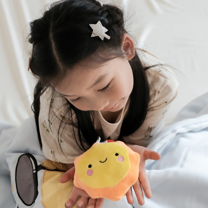 91家纺网 家纺一手货源 找家纺 喜多兔儿童家纺 2025新款小惊喜儿童蚕丝蛋白天丝抗菌夏凉被 灰蓝色运动小狮子