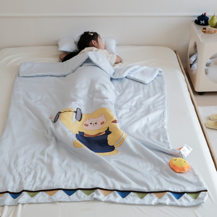 91家纺网 家纺一手货源 找家纺 喜多兔儿童家纺 2025新款小惊喜儿童蚕丝蛋白天丝抗菌夏凉被 灰蓝色运动小狮子