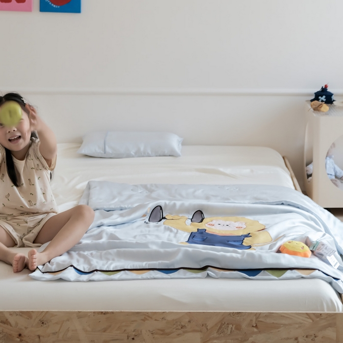 91家纺网 家纺一手货源 找家纺 喜多兔儿童家纺 2025新款小惊喜儿童蚕丝蛋白天丝抗菌夏凉被 灰蓝色运动小狮子