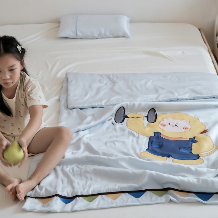 91家纺网 家纺一手货源 找家纺 喜多兔儿童家纺 2025新款小惊喜儿童蚕丝蛋白天丝抗菌夏凉被 灰蓝色运动小狮子