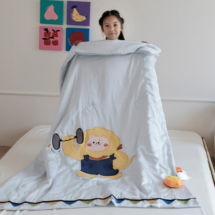 91家纺网 家纺一手货源 找家纺 喜多兔儿童家纺 2025新款小惊喜儿童蚕丝蛋白天丝抗菌夏凉被 灰蓝色运动小狮子
