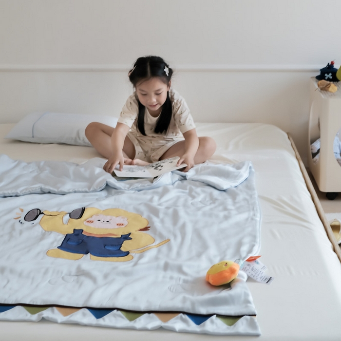 91家纺网 家纺一手货源 找家纺 喜多兔儿童家纺 2025新款小惊喜儿童蚕丝蛋白天丝抗菌夏凉被 灰蓝色运动小狮子