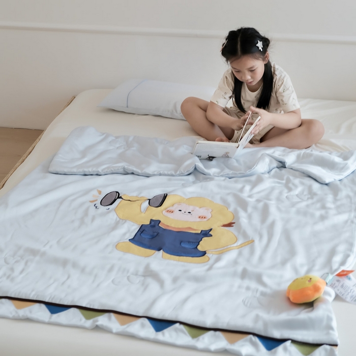 91家纺网 家纺一手货源 找家纺 喜多兔儿童家纺 2025新款小惊喜儿童蚕丝蛋白天丝抗菌夏凉被 灰蓝色运动小狮子