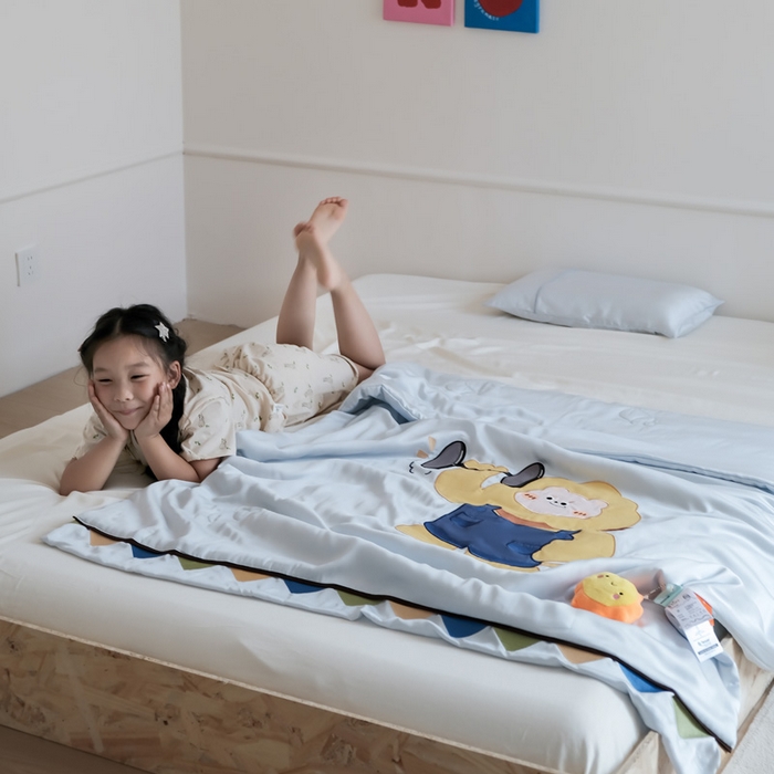 91家纺网 家纺一手货源 找家纺 喜多兔儿童家纺 2025新款小惊喜儿童蚕丝蛋白天丝抗菌夏凉被 灰蓝色运动小狮子