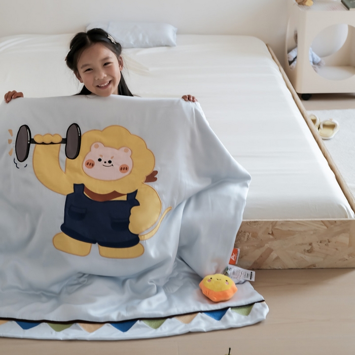 91家纺网 家纺一手货源 找家纺 喜多兔儿童家纺 2025新款小惊喜儿童蚕丝蛋白天丝抗菌夏凉被 灰蓝色运动小狮子