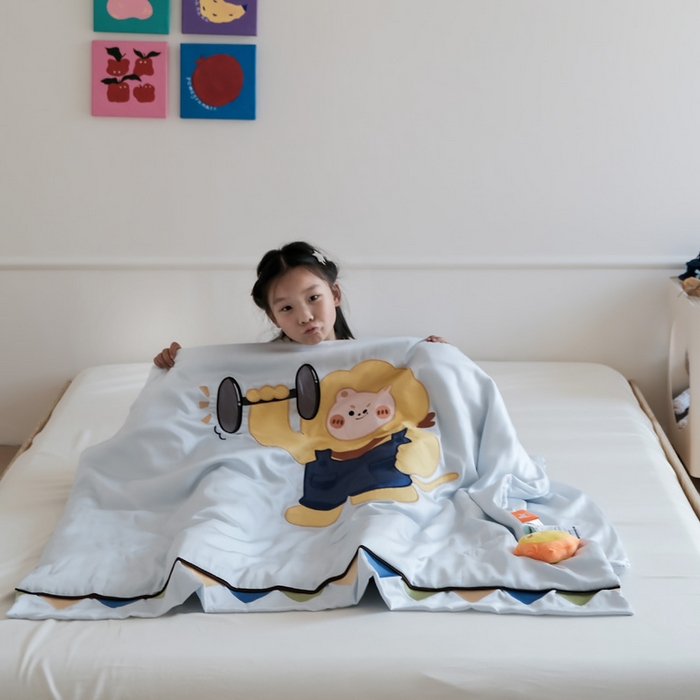 91家纺网 家纺一手货源 找家纺 喜多兔儿童家纺 2025新款小惊喜儿童蚕丝蛋白天丝抗菌夏凉被 灰蓝色运动小狮子