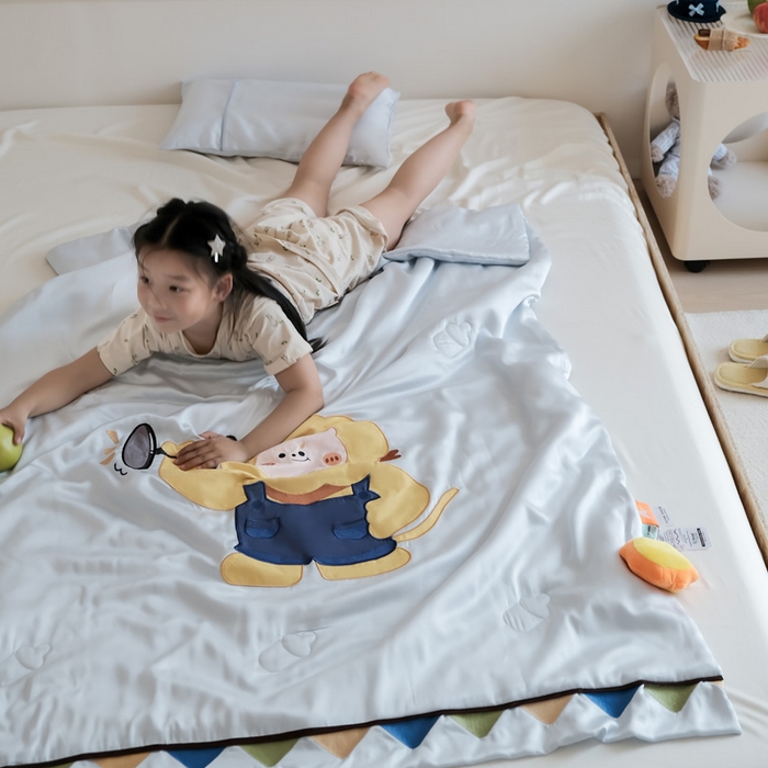 91家纺网 家纺一手货源 找家纺 喜多兔儿童家纺 2025新款小惊喜儿童蚕丝蛋白天丝抗菌夏凉被 灰蓝色运动小狮子