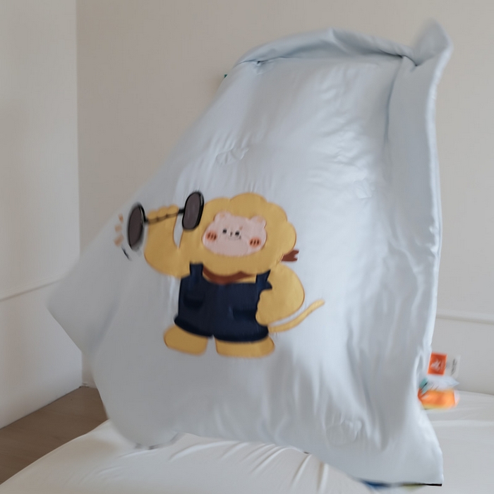 91家纺网 家纺一手货源 找家纺 喜多兔儿童家纺 2025新款小惊喜儿童蚕丝蛋白天丝抗菌夏凉被 灰蓝色运动小狮子