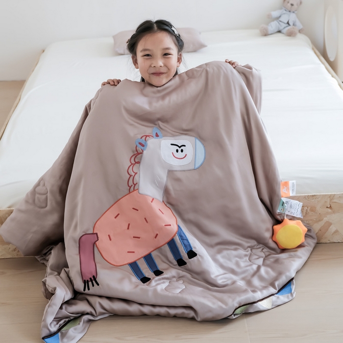 91家纺网 家纺一手货源 找家纺 喜多兔儿童家纺 2025新款小惊喜儿童蚕丝蛋白天丝抗菌夏凉被 卡其色勤劳小马