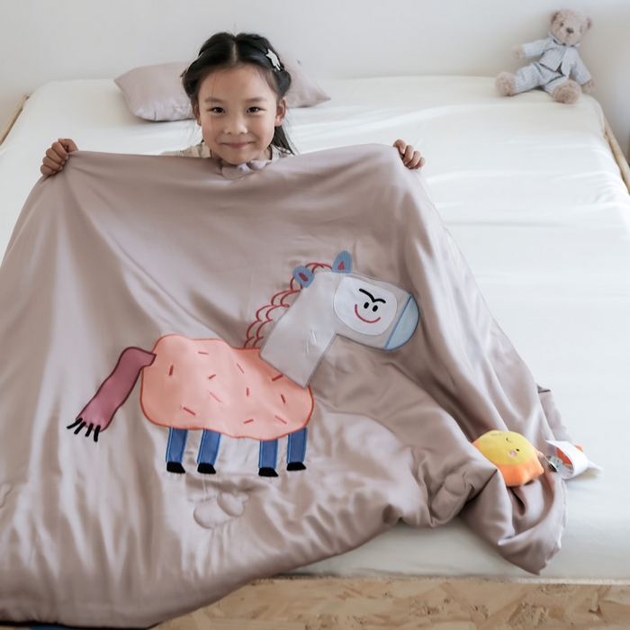 91家纺网 家纺一手货源 找家纺 喜多兔儿童家纺 2025新款小惊喜儿童蚕丝蛋白天丝抗菌夏凉被 卡其色勤劳小马