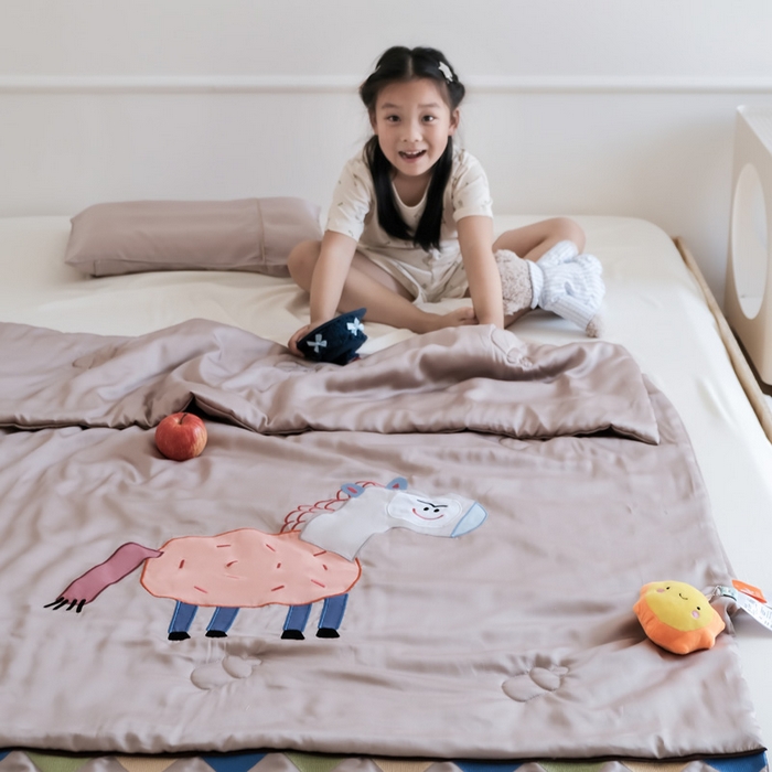 91家纺网 家纺一手货源 找家纺 喜多兔儿童家纺 2025新款小惊喜儿童蚕丝蛋白天丝抗菌夏凉被 卡其色勤劳小马
