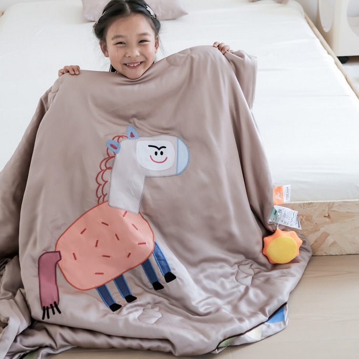 91家纺网 家纺一手货源 找家纺 喜多兔儿童家纺 2025新款小惊喜儿童蚕丝蛋白天丝抗菌夏凉被 卡其色勤劳小马