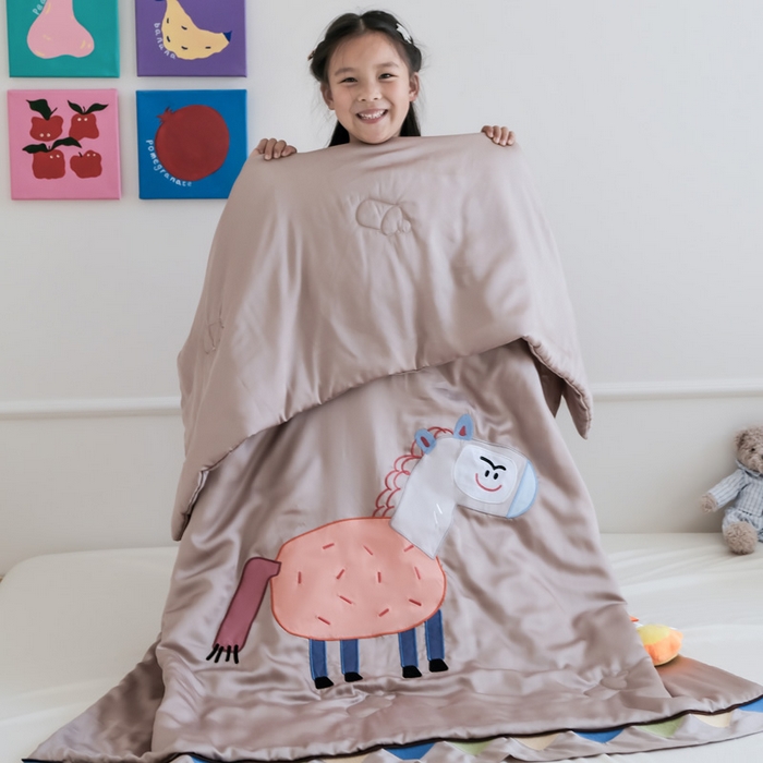 91家纺网 家纺一手货源 找家纺 喜多兔儿童家纺 2025新款小惊喜儿童蚕丝蛋白天丝抗菌夏凉被 卡其色勤劳小马