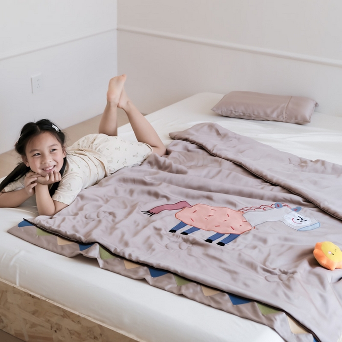 91家纺网 家纺一手货源 找家纺 喜多兔儿童家纺 2025新款小惊喜儿童蚕丝蛋白天丝抗菌夏凉被 卡其色勤劳小马