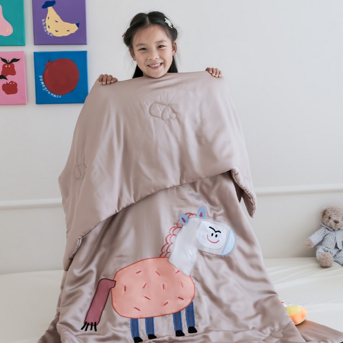 91家纺网 家纺一手货源 找家纺 喜多兔儿童家纺 2025新款小惊喜儿童蚕丝蛋白天丝抗菌夏凉被 卡其色勤劳小马