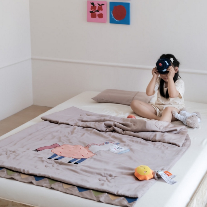 91家纺网 家纺一手货源 找家纺 喜多兔儿童家纺 2025新款小惊喜儿童蚕丝蛋白天丝抗菌夏凉被 卡其色勤劳小马