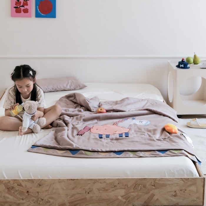 91家纺网 家纺一手货源 找家纺 喜多兔儿童家纺 2025新款小惊喜儿童蚕丝蛋白天丝抗菌夏凉被 卡其色勤劳小马