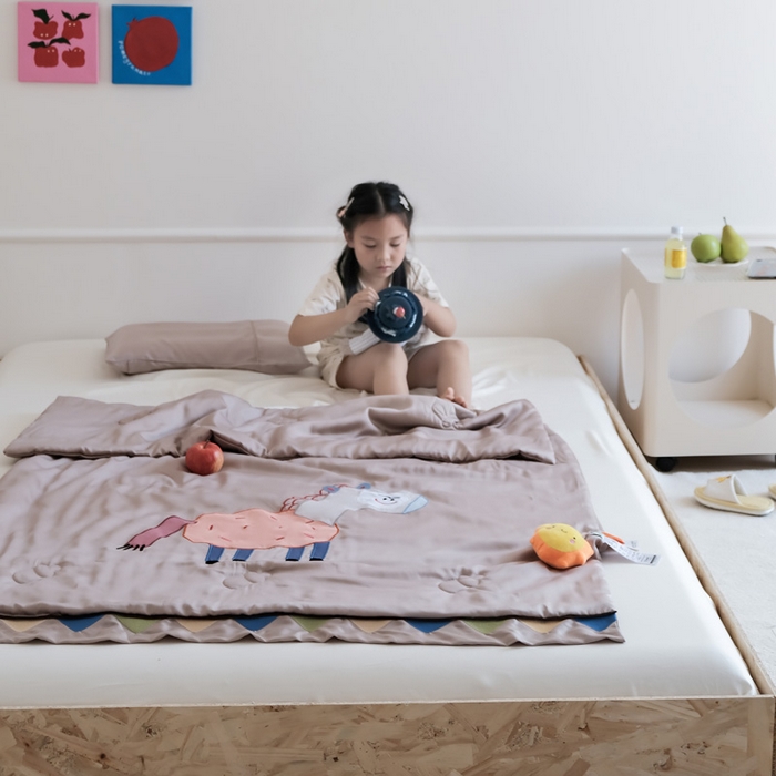 91家纺网 家纺一手货源 找家纺 喜多兔儿童家纺 2025新款小惊喜儿童蚕丝蛋白天丝抗菌夏凉被 卡其色勤劳小马