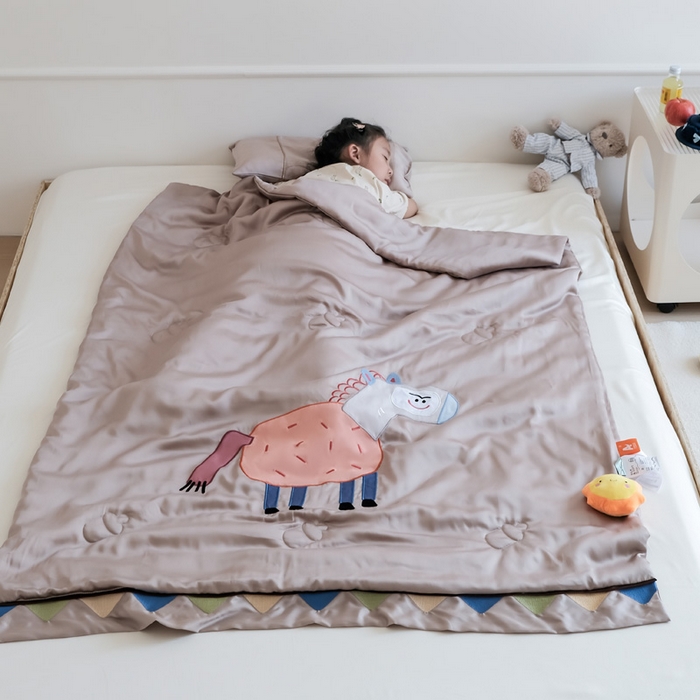 91家纺网 家纺一手货源 找家纺 喜多兔儿童家纺 2025新款小惊喜儿童蚕丝蛋白天丝抗菌夏凉被 卡其色勤劳小马