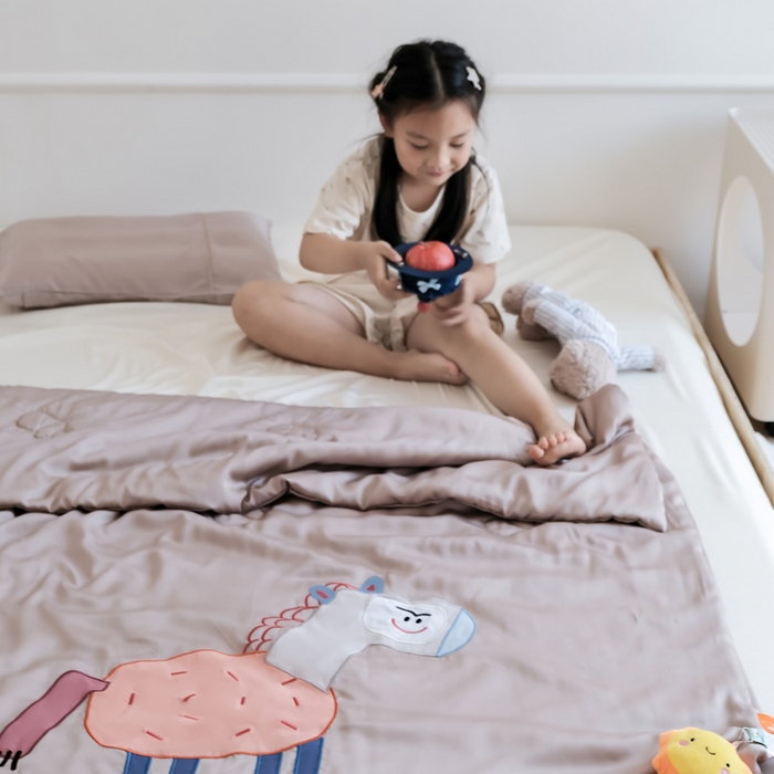 91家纺网 家纺一手货源 找家纺 喜多兔儿童家纺 2025新款小惊喜儿童蚕丝蛋白天丝抗菌夏凉被 卡其色勤劳小马