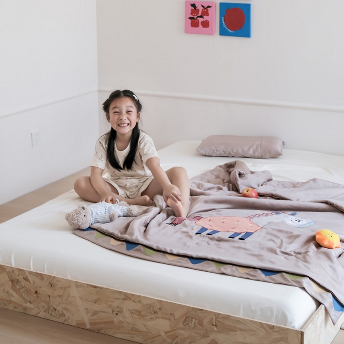 91家纺网 家纺一手货源 找家纺 喜多兔儿童家纺 2025新款小惊喜儿童蚕丝蛋白天丝抗菌夏凉被 卡其色勤劳小马