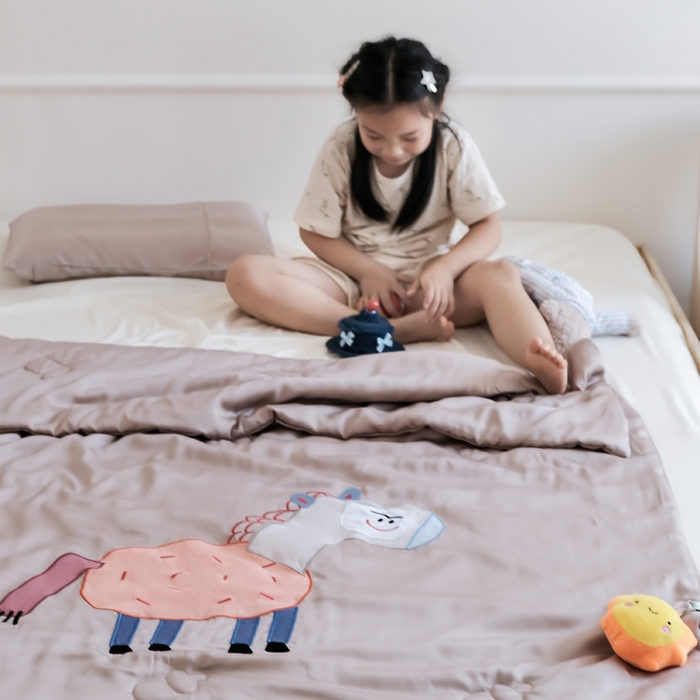 91家纺网 家纺一手货源 找家纺 喜多兔儿童家纺 2025新款小惊喜儿童蚕丝蛋白天丝抗菌夏凉被 卡其色勤劳小马