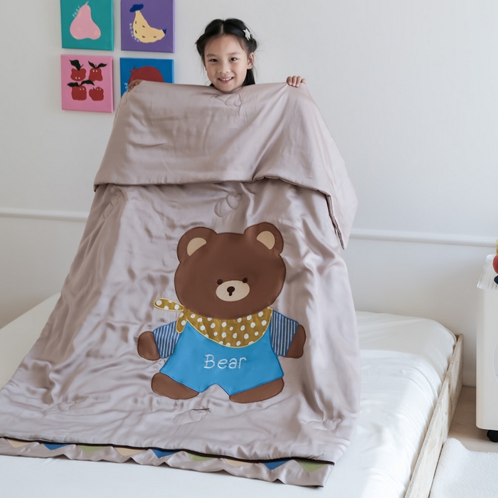 91家纺网 家纺一手货源 找家纺 喜多兔儿童家纺 2025新款小惊喜儿童蚕丝蛋白天丝抗菌夏凉被 卡其色围兜小熊