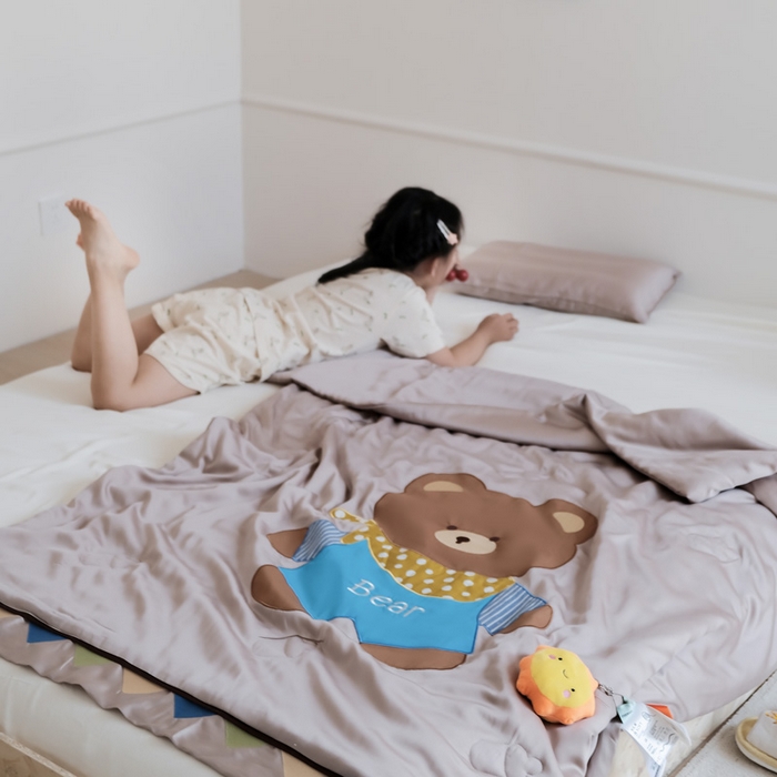 91家纺网 家纺一手货源 找家纺 喜多兔儿童家纺 2025新款小惊喜儿童蚕丝蛋白天丝抗菌夏凉被 卡其色围兜小熊
